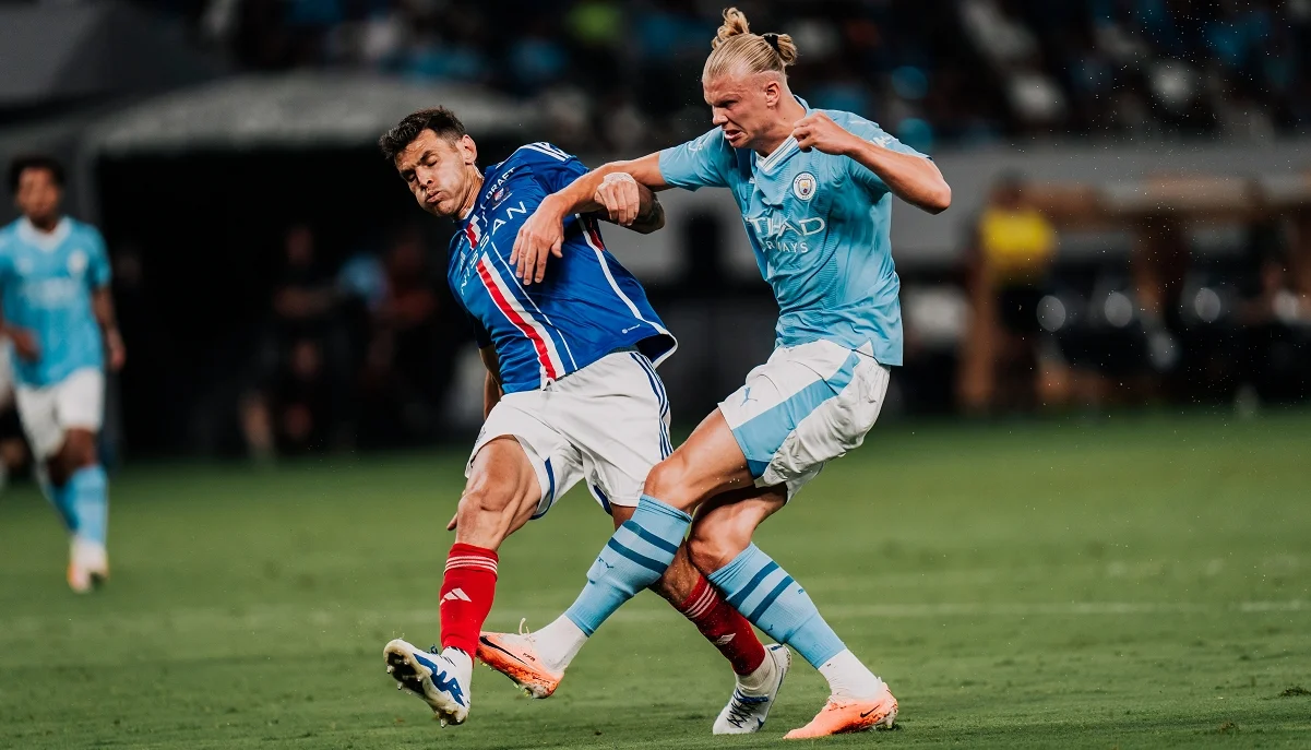 Холанд в боротьбі з гравцем Йокагами / фото: офіційний твіттер ліги