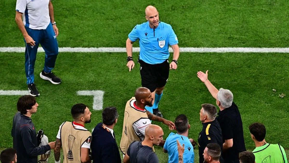 Энтони Тейлор и Жозе Моуринью / REUTERS