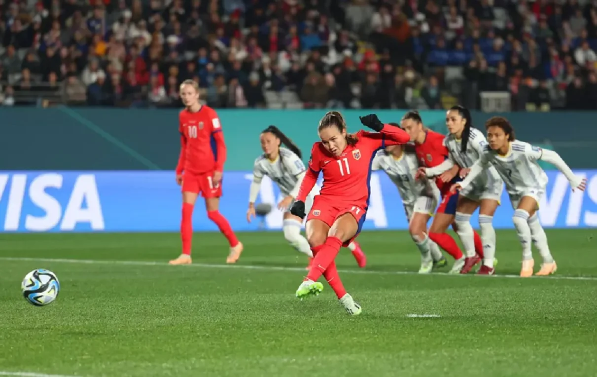 Фото к новости: ЧМ-2023: Норвегия с 6:0 вышла в плей-офф и выбросила хозяек, сенсационное поражение Германии