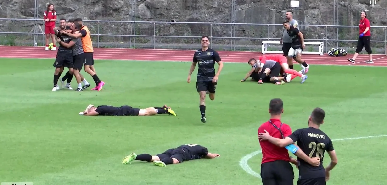 Маркович (справа) радуется успеху Андорры