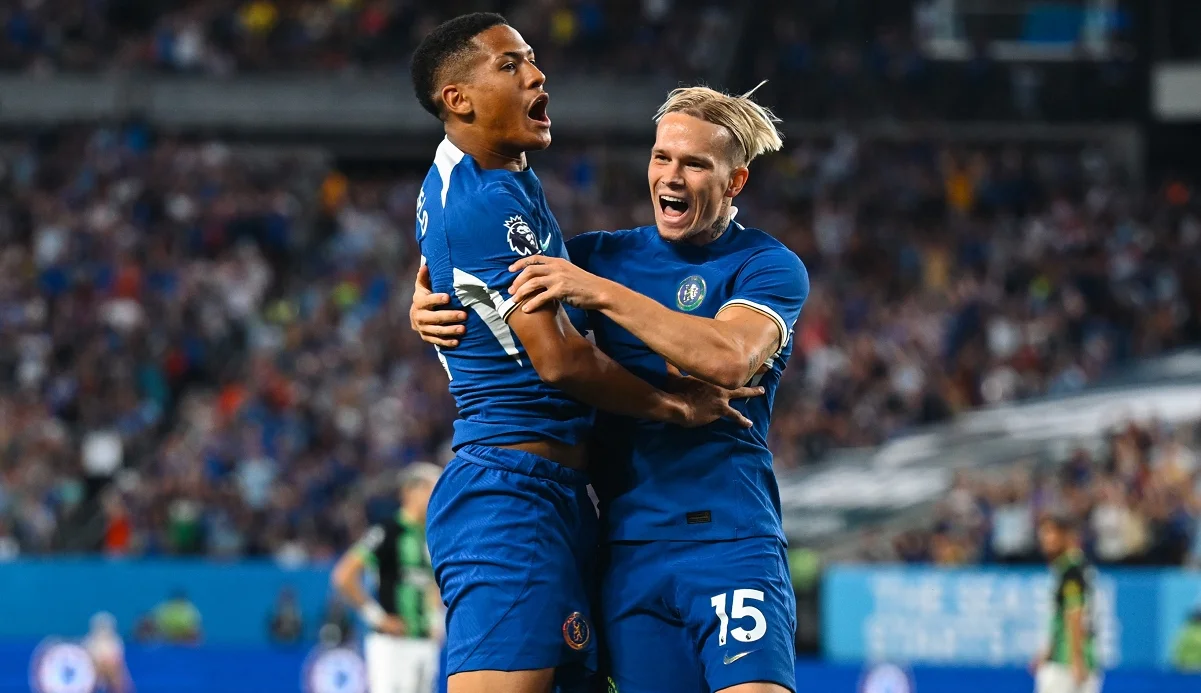 Мудрик с партнером / фото: ФК Челси