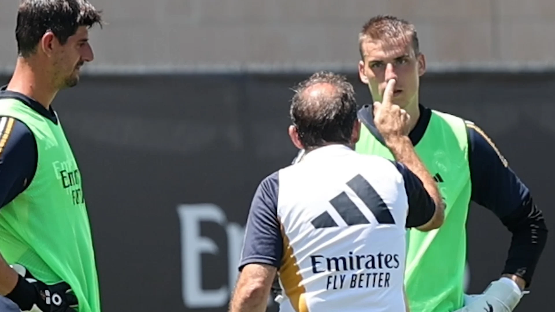 Лунін під час перепалки з тренером воротарів Реала