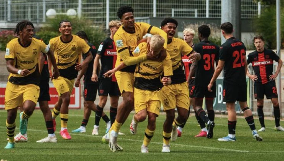 Даниил Кревсун в объятиях партнеров / ФК Боруссия Д