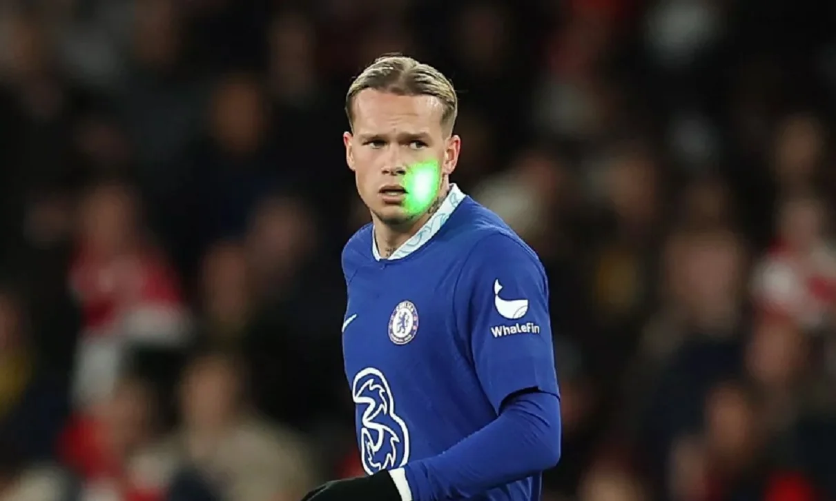 Мудрику светят лазером в лицо / Getty Images