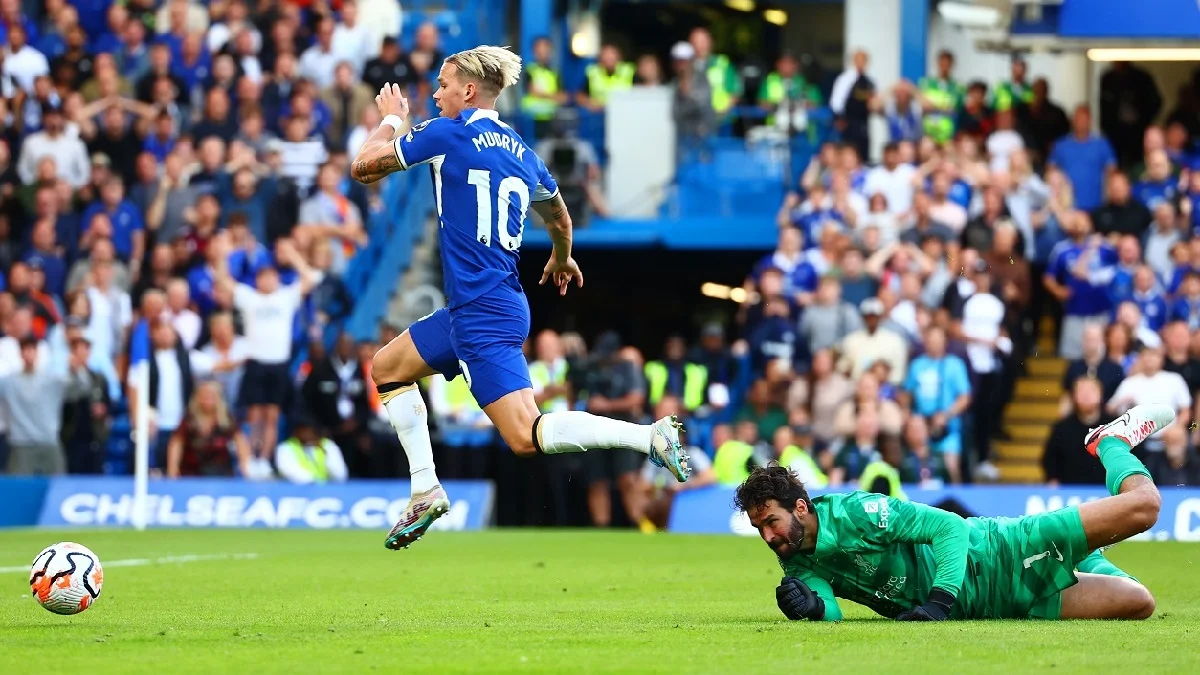 Михаил Мудрик теряет шанс в матче с Ливерпулем / Getty Images