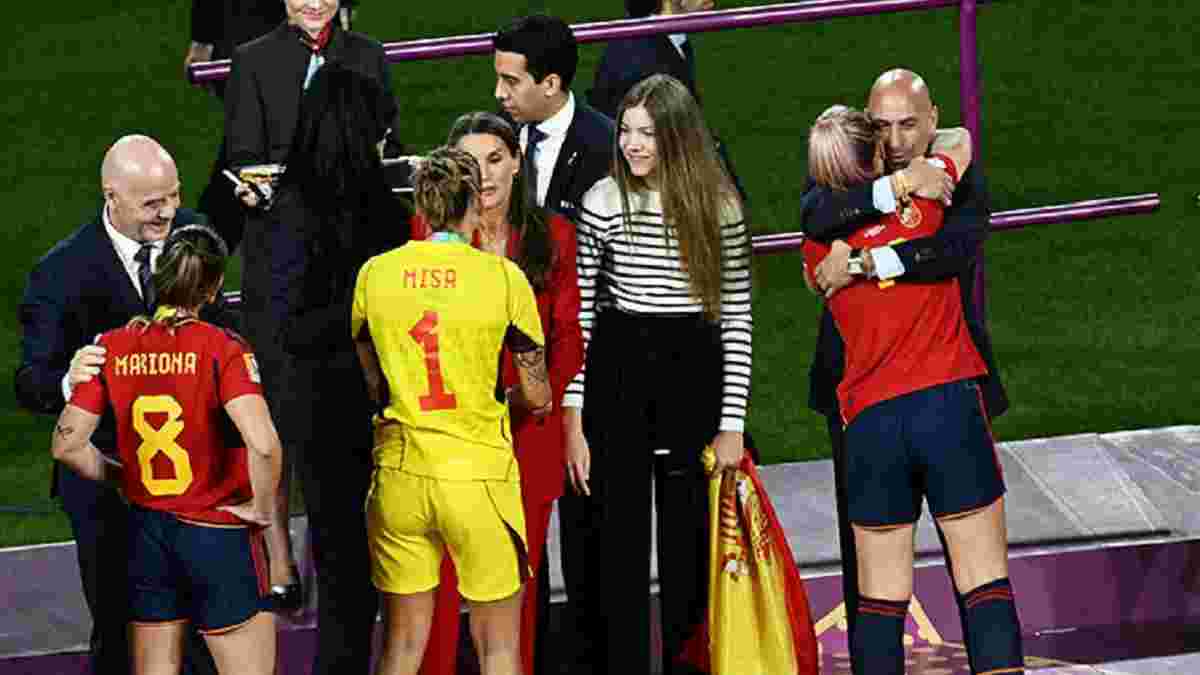 Скандал після фіналу ЧС-2023: президент Федерації футболу Іспанії поцілував футболістку в губи – гравчиня відреагувала