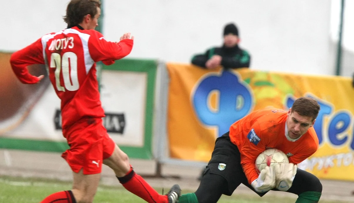 Сергій Мотуз атакує Всеволода Романенка / Фото ФК Карпати