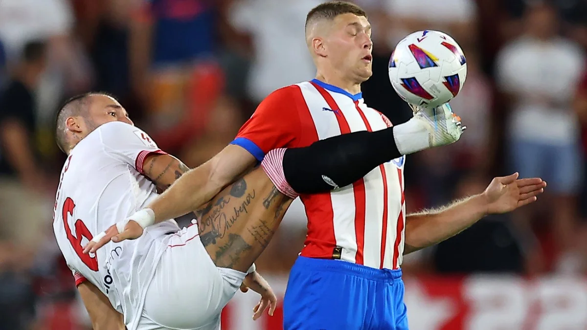 Довбик у поєдинку проти Севільї / фото з відкритих джерел