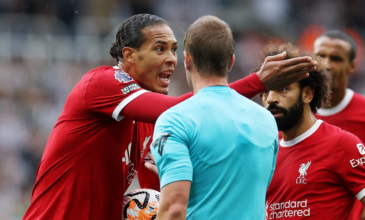 Ван Дейк кричить на Брукса / Getty Images