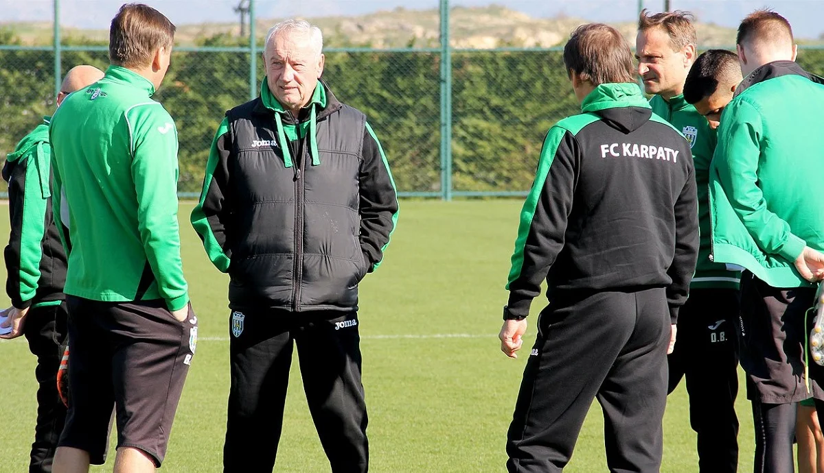 Петр Дыминский (в центре) / ФК Карпаты