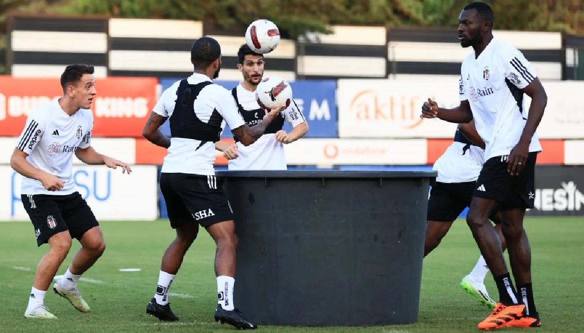 Амир Хаджиахмедович (слева) / ФК Бешикташ