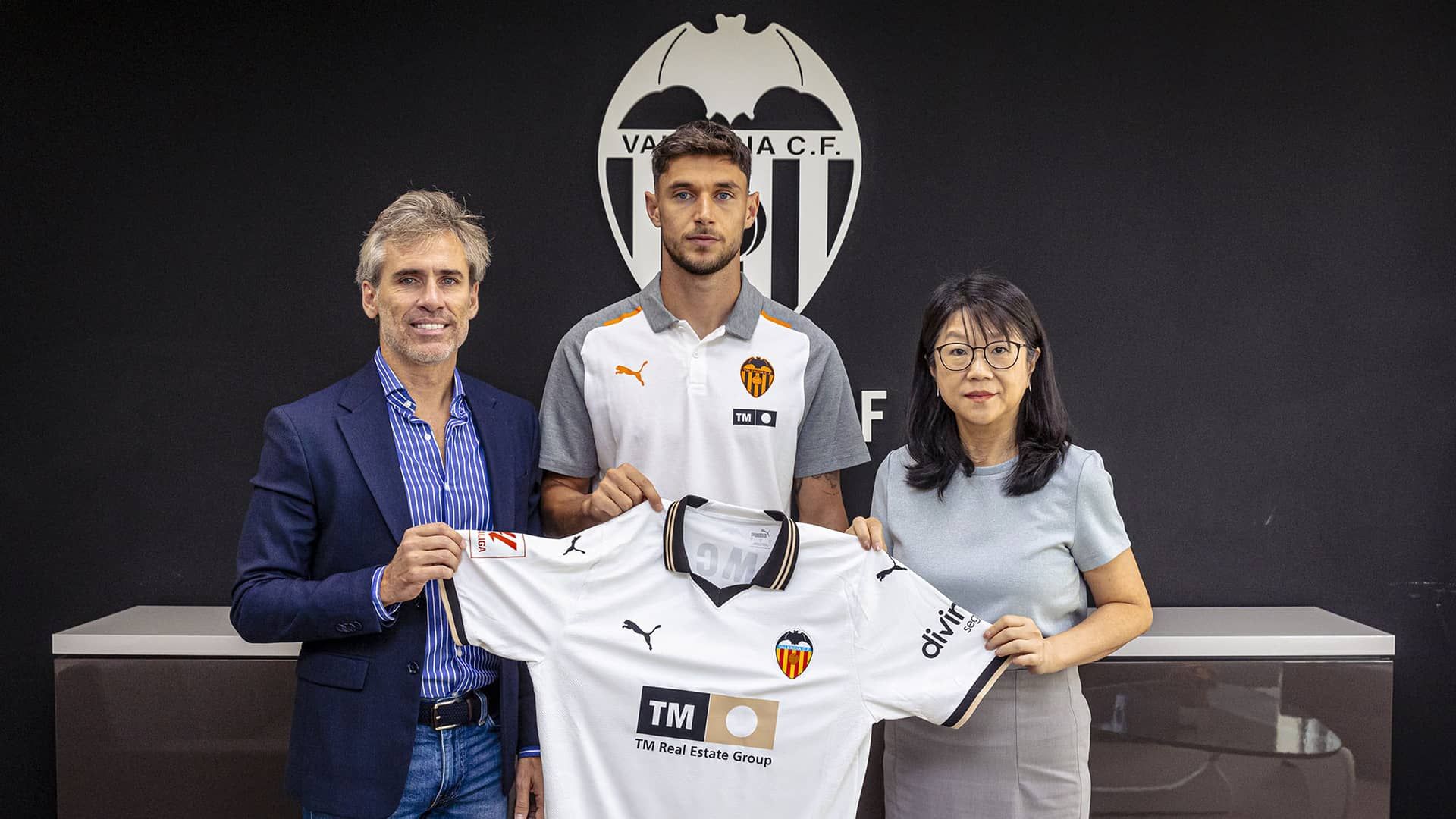 Роман Яремчук (по центру) у Валенсії / FC Valencia