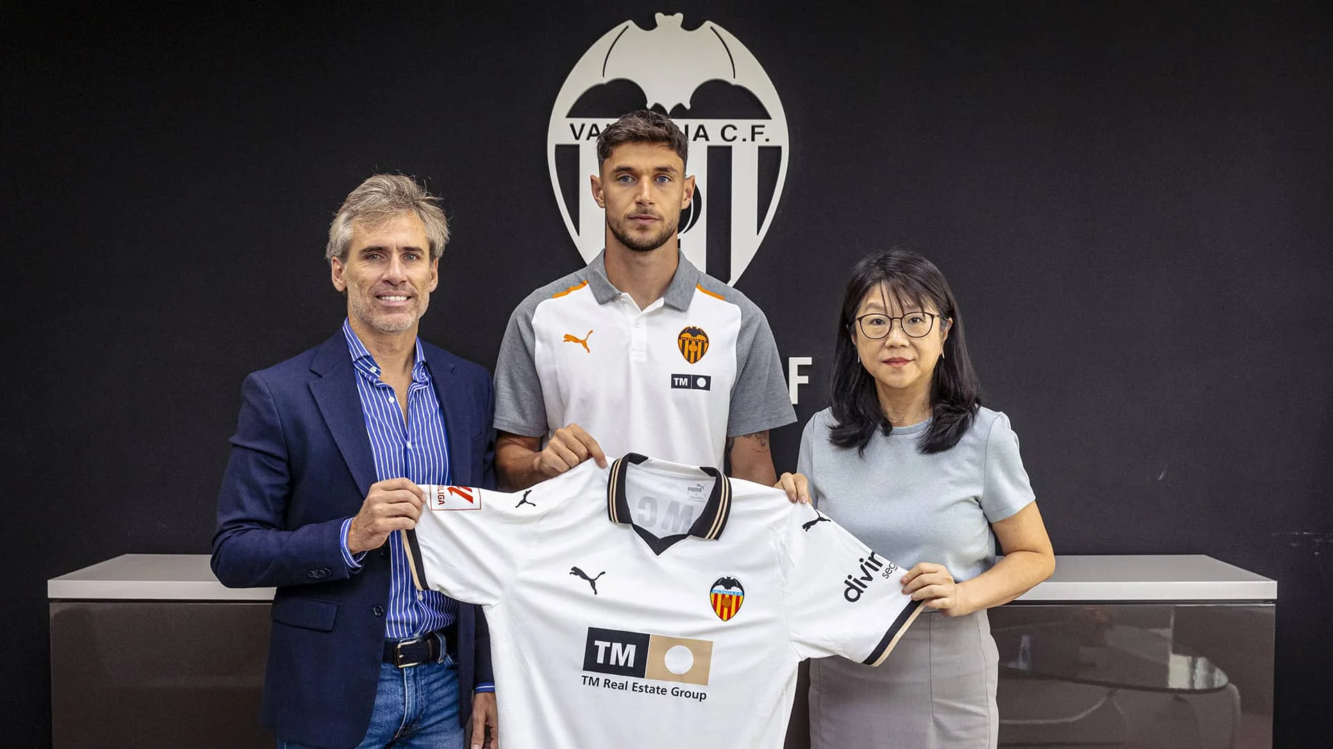 Роман Яремчук (по центру) у Валенсії / FC Valencia