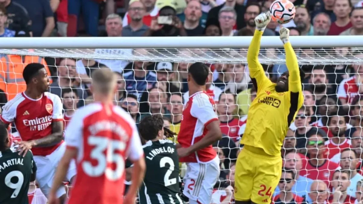 Зинченко (35-й номер) против Манчестер Юнайтед / AFP