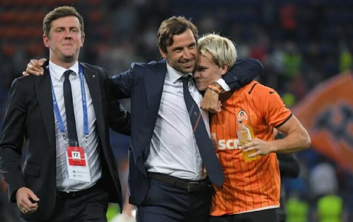 Даріо Срна обіймає Мудрика / Сайт Шахтаря