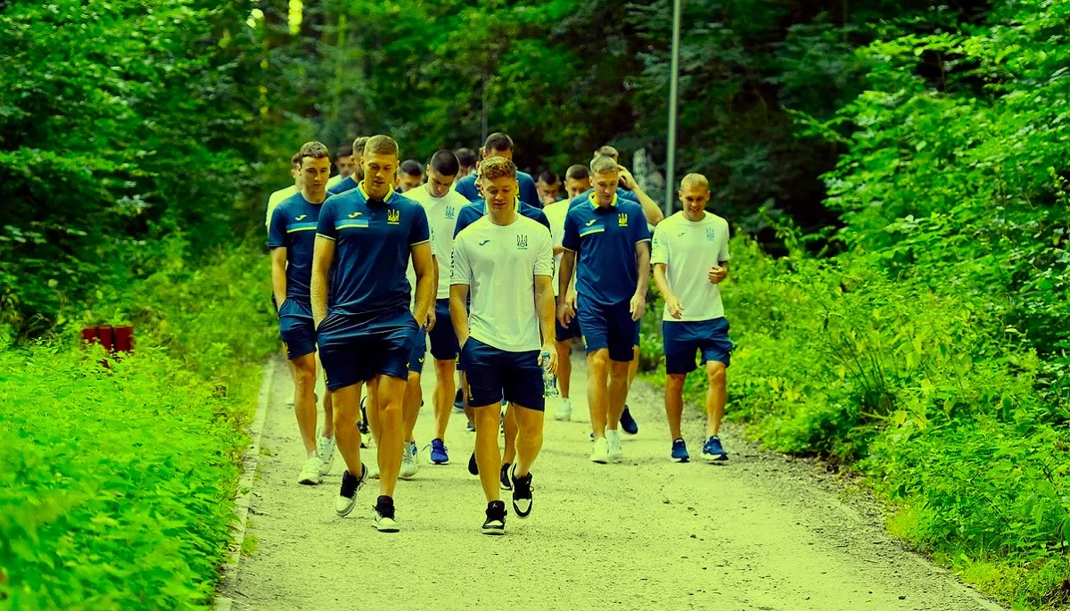 Циганков, Довбик і Ко на прогулянці перед матчем / Фото УАФ