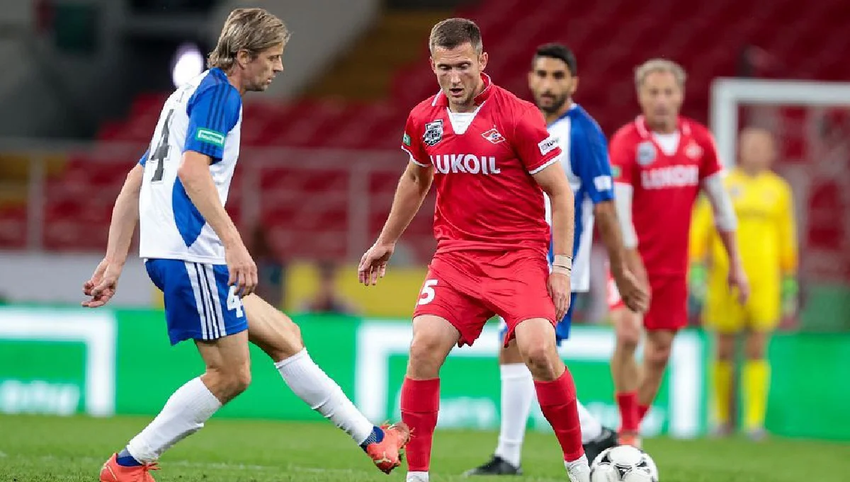 Анатолій Тимощук (ліворуч) у матчі пам'яті Цимбаларя / Фото з відкритих джерел