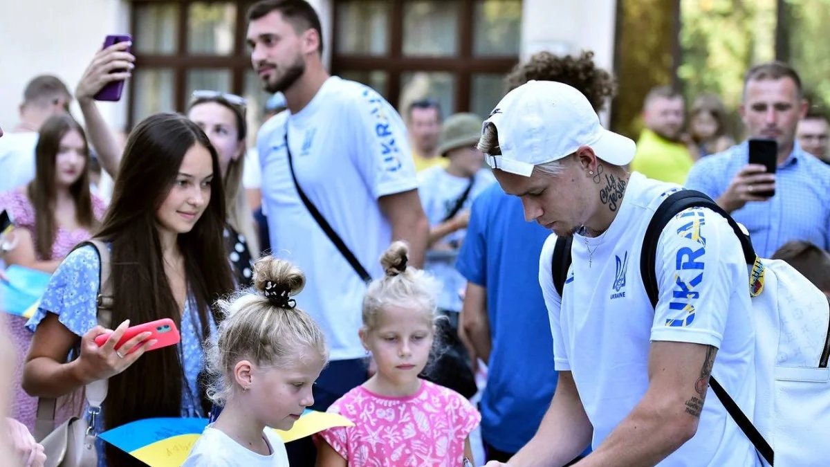 Михайло Мудрик на зустрічі з уболівальниками / фото: УАФ