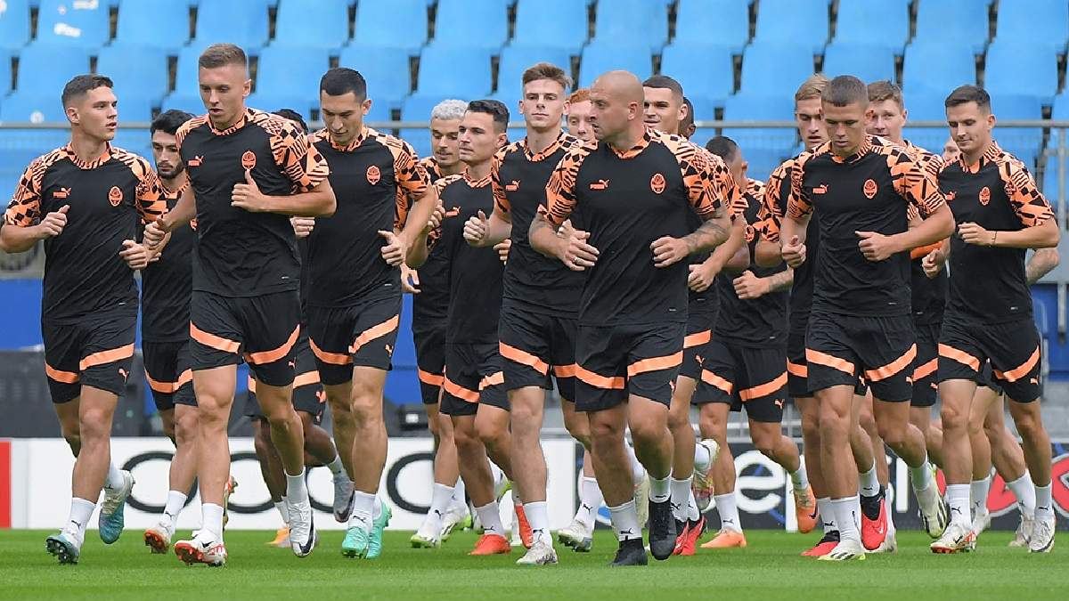 Шахтер порту футбол. UEFA super Cup man Utd. UEFA super Cup man of the Match 2015. New Zealand Haka vs Georgia.