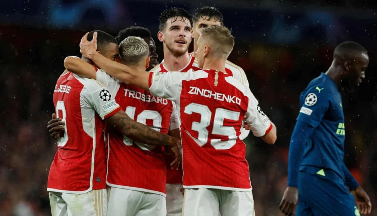 Александр Зинченко в матче Арсенал – ПСВ / Getty Images