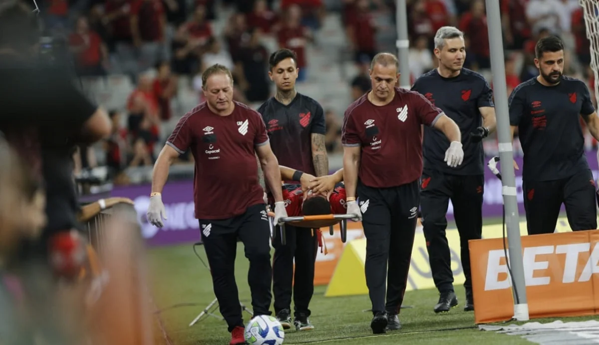 Витор Роке получил травму / Атлетико Паранаэнсе