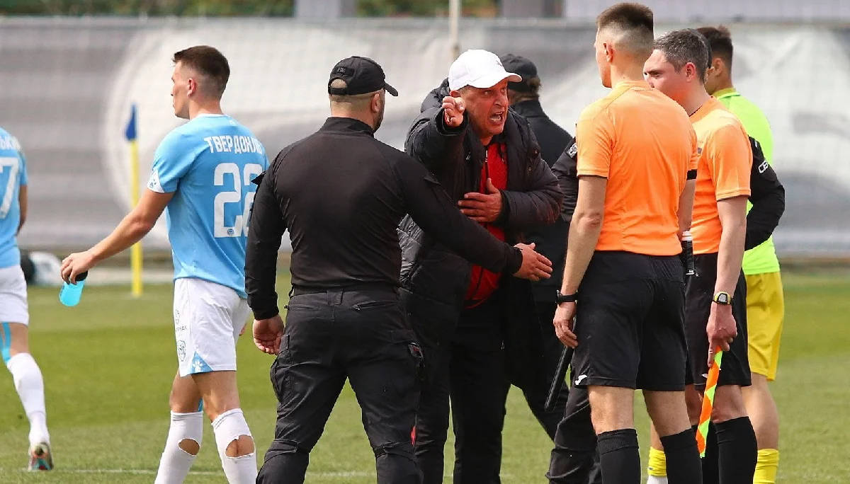 Юрий Вернидуб высказывает претензии арбитру / Фото А. Приходько