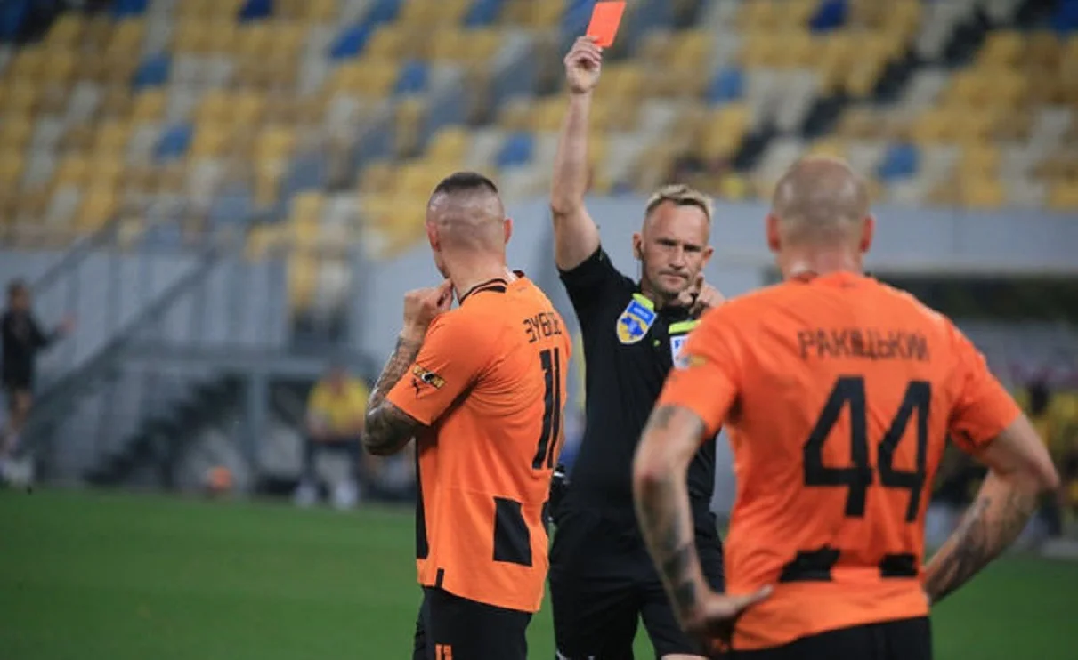 Романов вилучає Ракицького / Фото з відкритих джерел