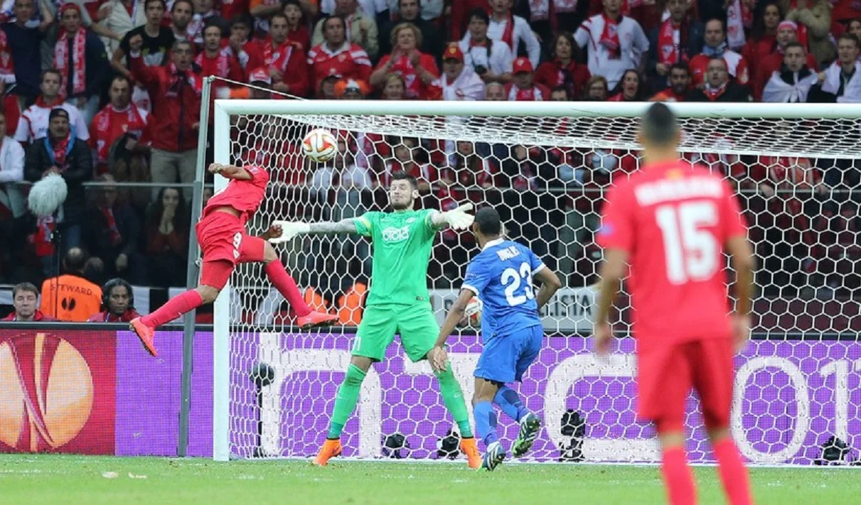 Днепр проиграл Севилье в Варшаве / Getty Images