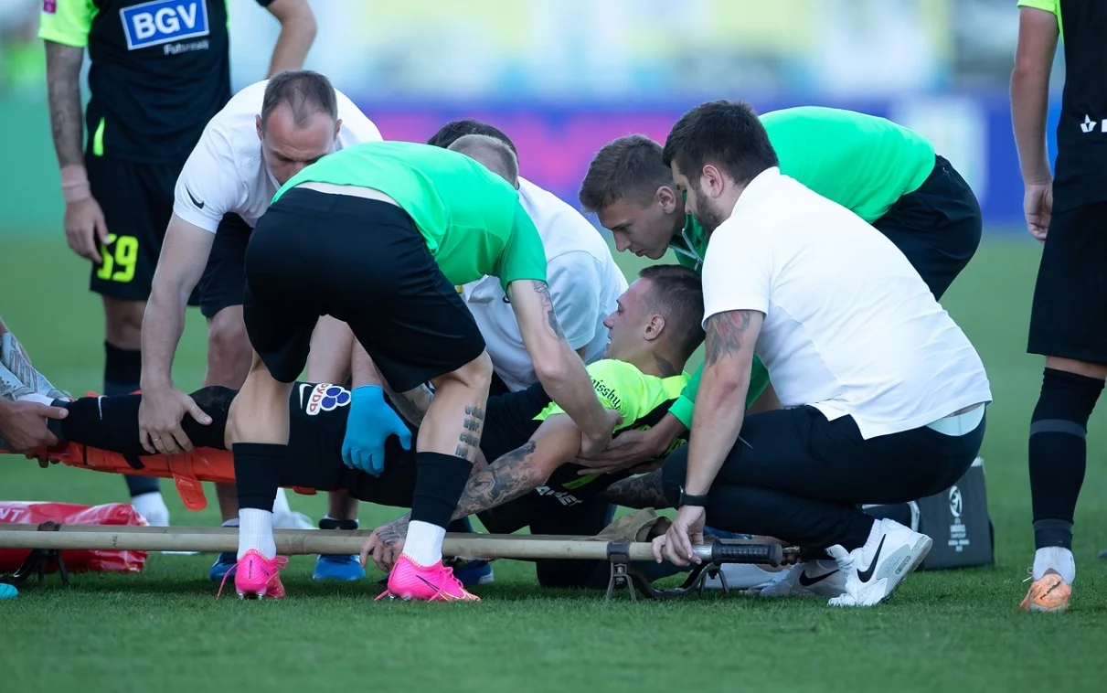 Врачи выносят Назаренко / Сайт СК Днепр-1