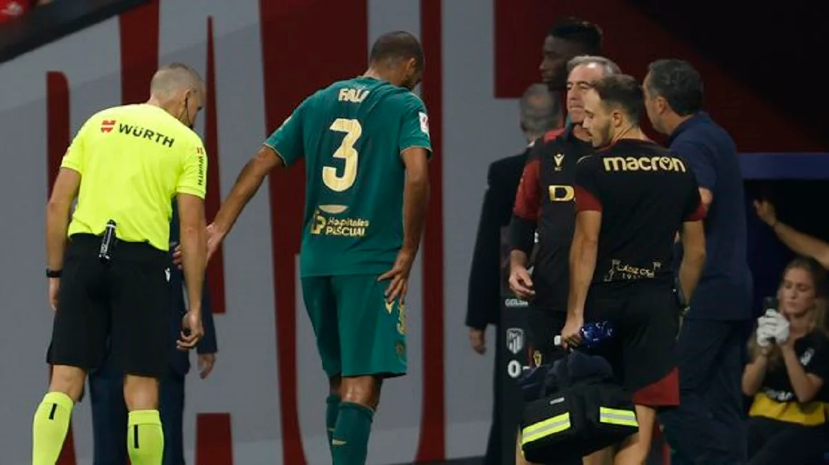 Фото к новости: Защитник из Ла Лиги покинул поле из-за шокирующей травмы – на его бедре появились две большие шишки