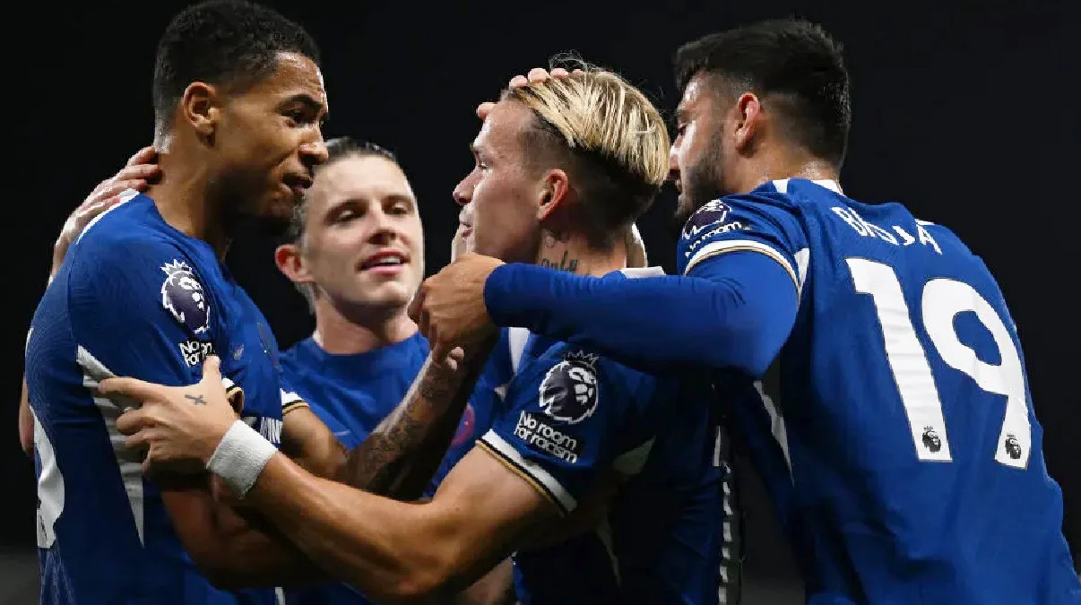 Леви Колвилл (слева) и Михаил Мудрик (в центре) / Getty Images