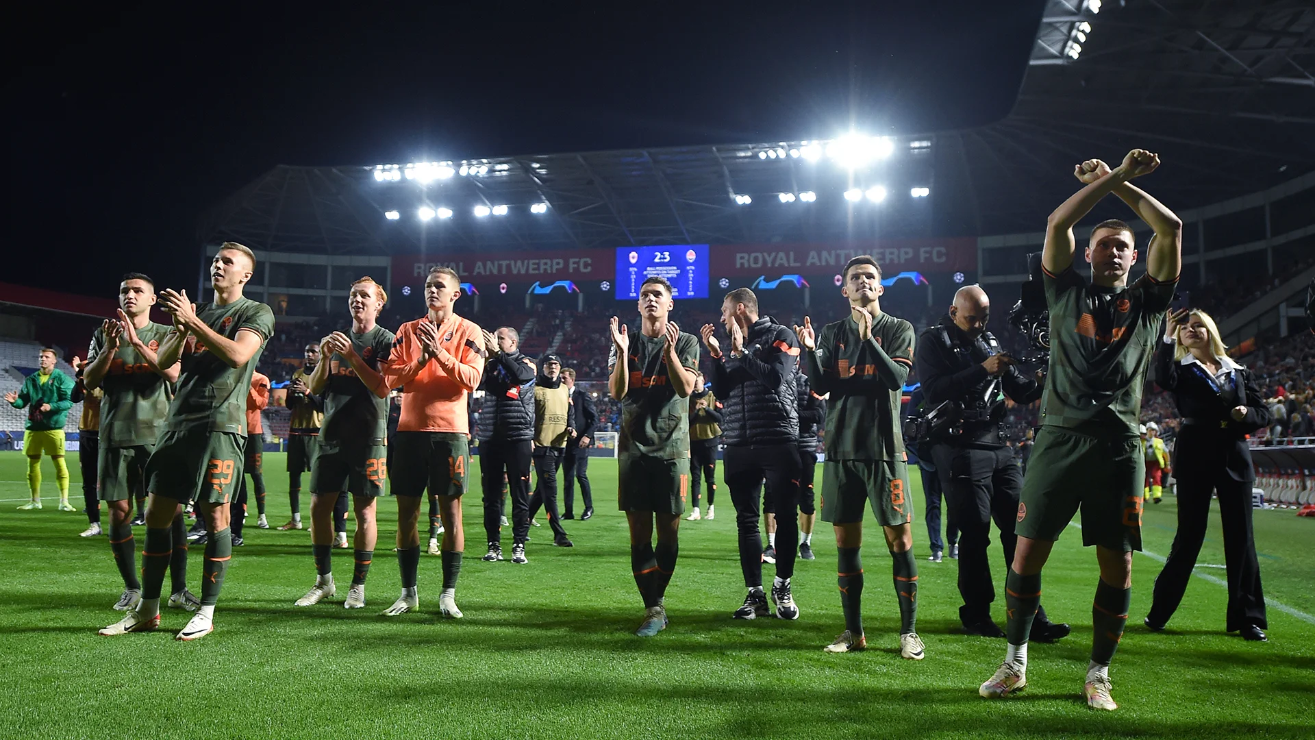 Шахтар святкує перемогу над Антверпеном / ФК Шахтар