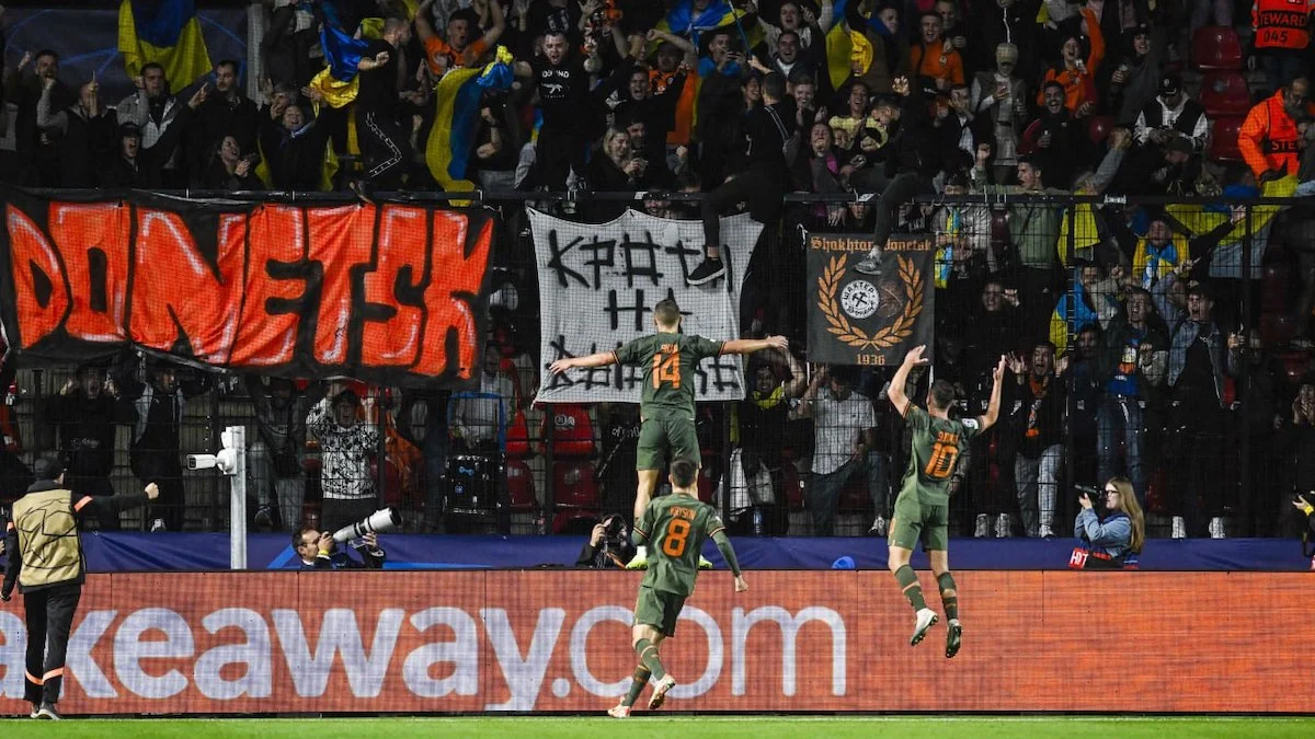 Сікан святкує забитий гол у ворота Антверпена / фото ФК Шахтар