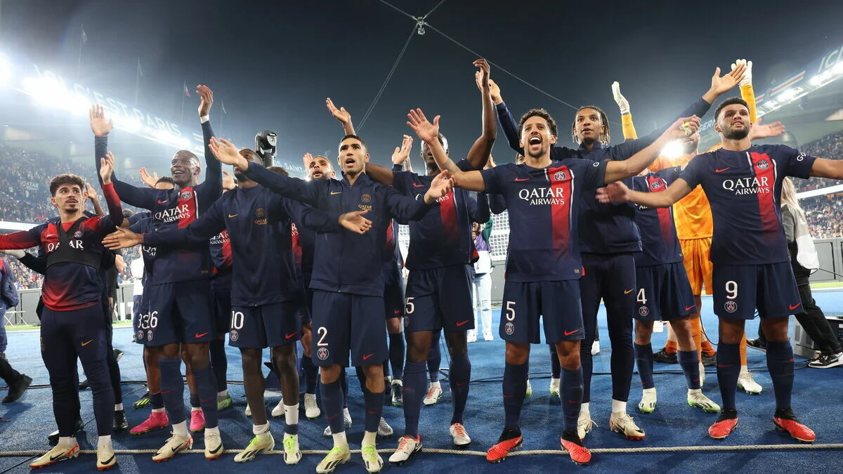 Игроки парижан празднуют победу с фанатами / фото: LP