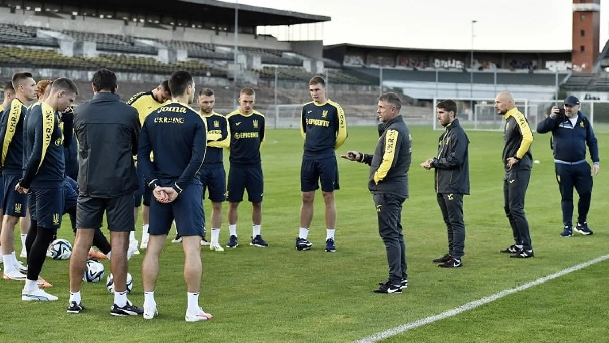Сборная Украины с тренерским штабом на стадионе в Праге / фото: УАФ