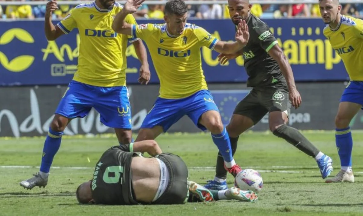 Артем Довбик у матчі Кадіс – Жирона / Кадіс