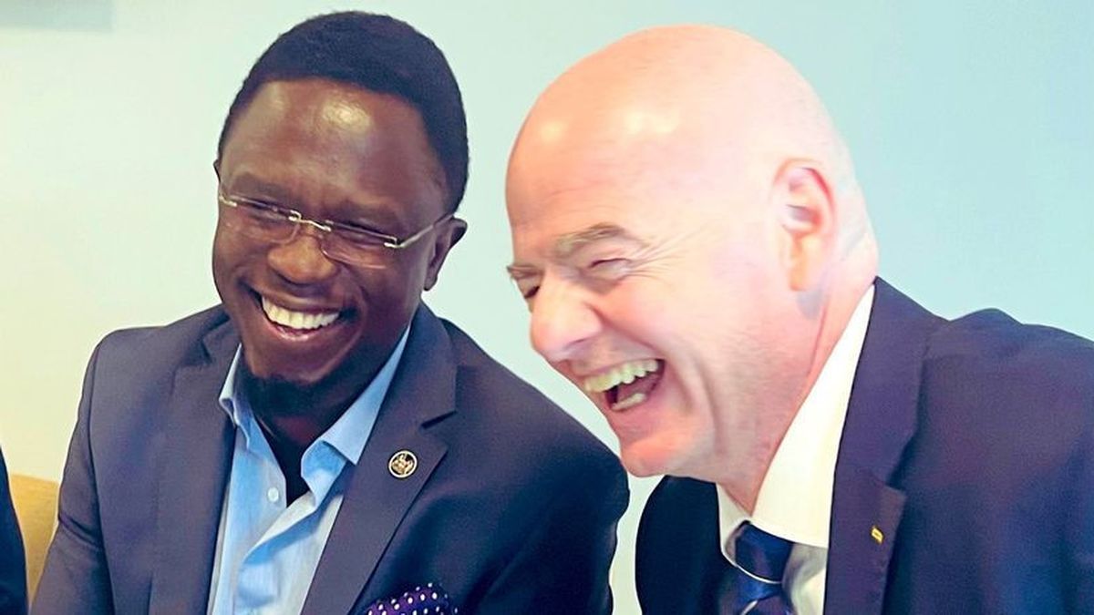 Министр спорта Кении Абабу Намвамба и Джанни Инфантино / Ababu Namwamba