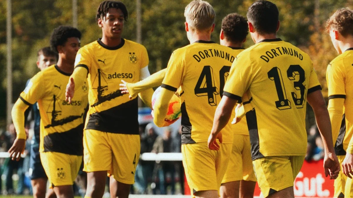 Данило Кревсун (в центрі) / фото: ФК Борусія Д