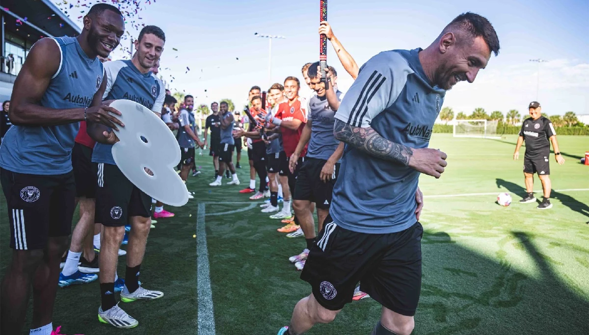 Мессі отримує вітання від патрнерів по команді / ФК Інтер Маямі