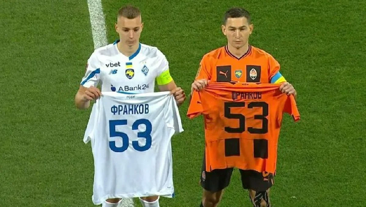 Бражко та Степаненко з пам'ятними футболками / Стоп-кадр з відео