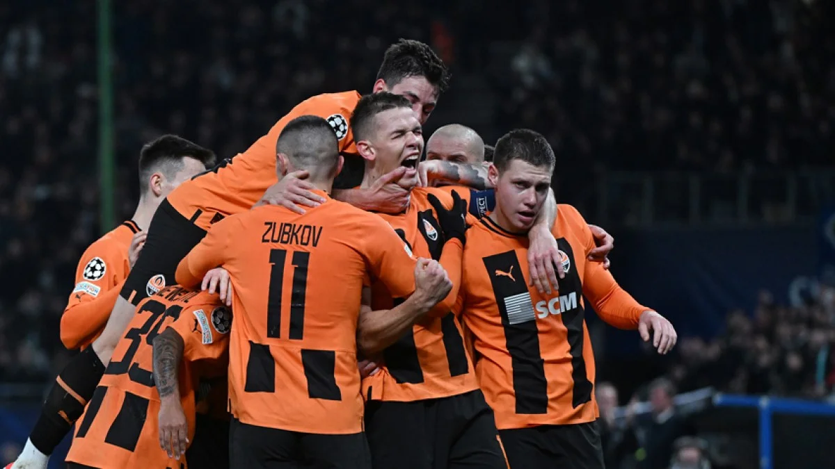 Данило Сікан в обіймах партнерів по Шахтарю / фото: ФК Шахтар