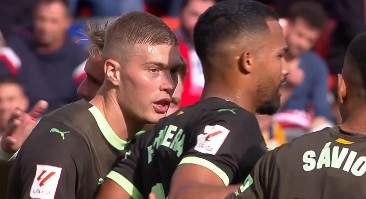 Довбик принимает поздравления партнеров / Скрин из трансляции MEGOGO