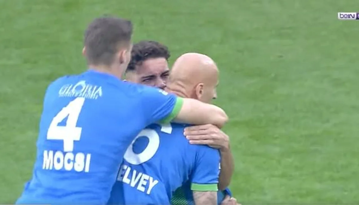 Джонджо Шелви в объятиях партнеров / скриншот с трансляции