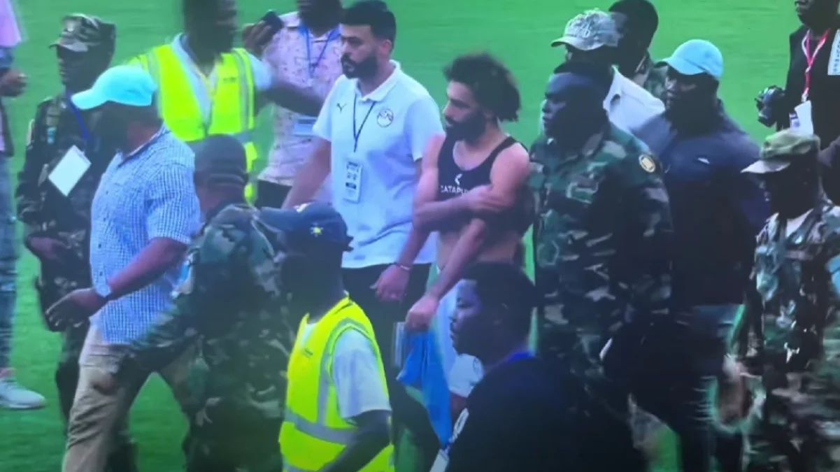 Мохамед Салах в окружении охранников / скриншот