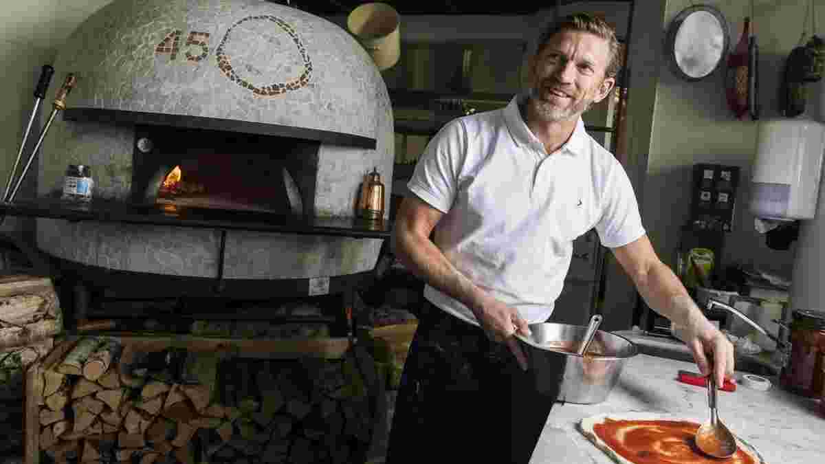 От победы в финале ЛЧ до работы за барной стойкой: Йеспер Блумквист играл за Милан и МЮ, а теперь готовит пиццу
