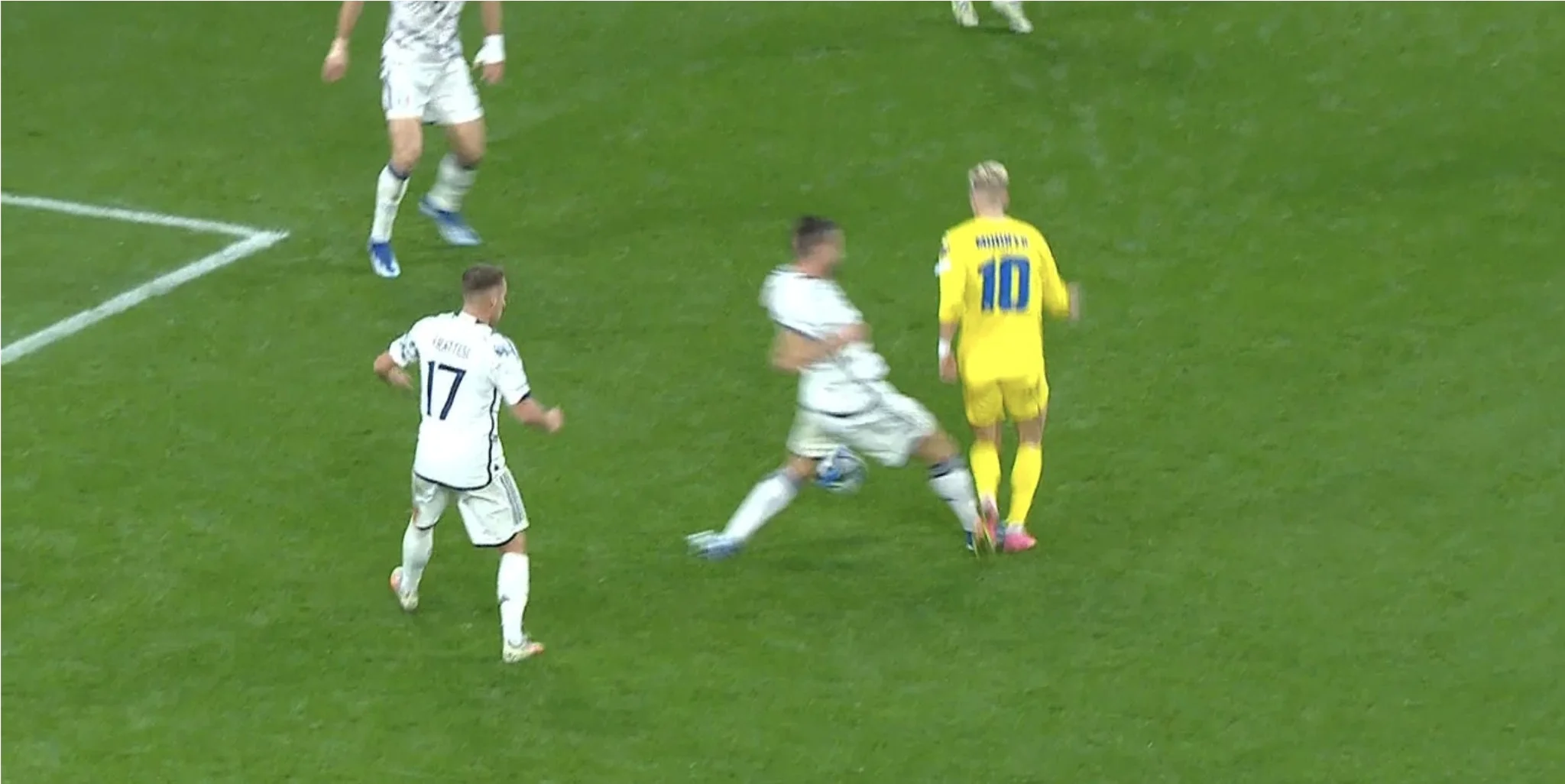 Мансано не назначил пенальти за фол на Мудрике