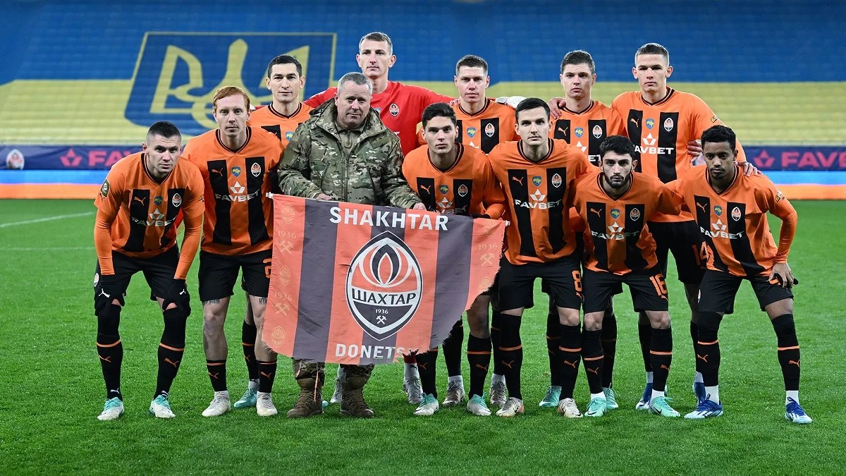 Віктор Жарук (в центрі) з врятованим стягом Шахтаря / ФК Шахтар