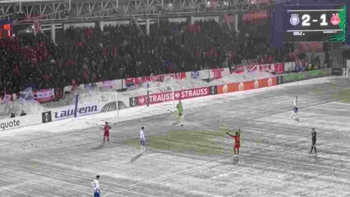 Матч Ліги конференцій двічі зупиняли – фанати закидували голкіпера сніжками 