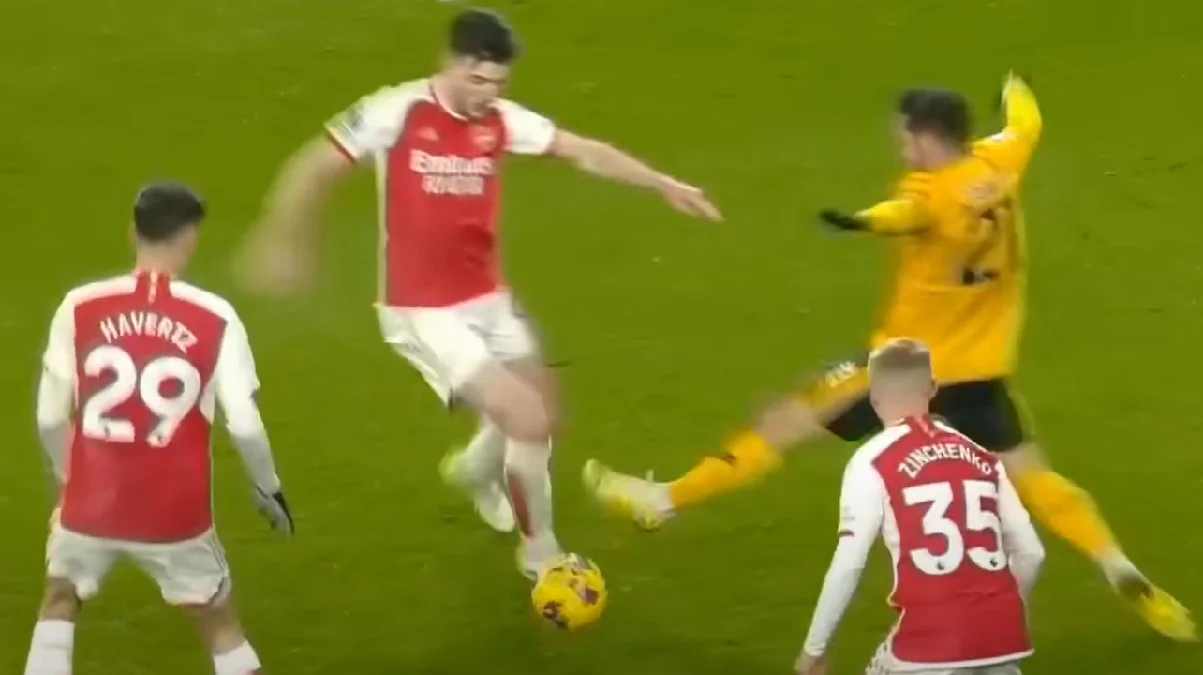 Олександр Зінченко (праворуч) у момент гола Арсеналу / Стоп-кадр з відео