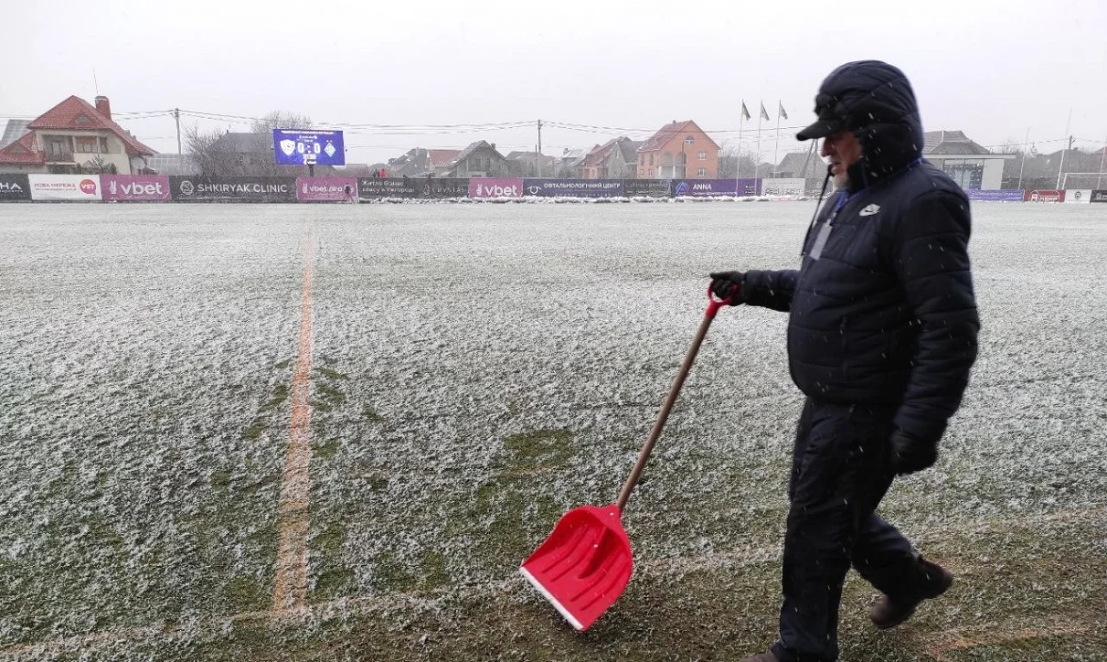Засніжений стадіон Миная / Фото з Telegram-каналу УПЛ жива